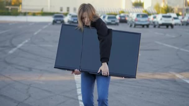 Kobieta Śmieszne Próbuje Umieścić Zakupiony Nowoczesny Telewizor Bagażniku Samochodu Sklepie — Wideo stockowe