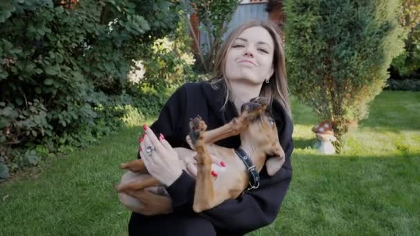 Szczęśliwa Kobieta Uściskami Zabawny Szczeniak Niemieckiego Boksera Podwórku Szalony Pies — Wideo stockowe
