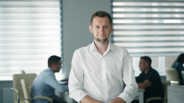 Retrato Trabajador Oficina Feliz Mirando Cámara Oficina Moderna Empleado Masculino — Vídeo de stock