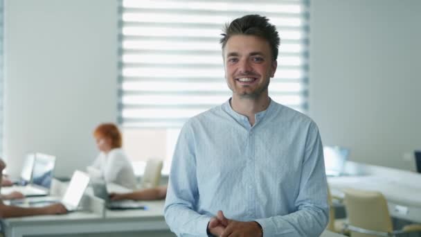 Portret Szczęśliwego Pracownika Biurowego Patrzącego Kamerę Nowoczesnym Biurze Pozytywny Mężczyzna — Wideo stockowe