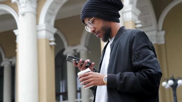 Moderní Arabský Muž Stylově Oblečený Použitém Mobilním Telefonu Šálkem Kávy — Stock video