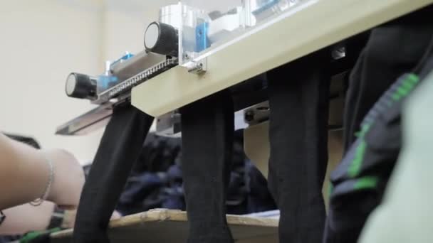 Bavlněné Ponožky Výrobní Proces Oděvní Továrně Automatizovaný Proces Šití Ponožky — Stock video