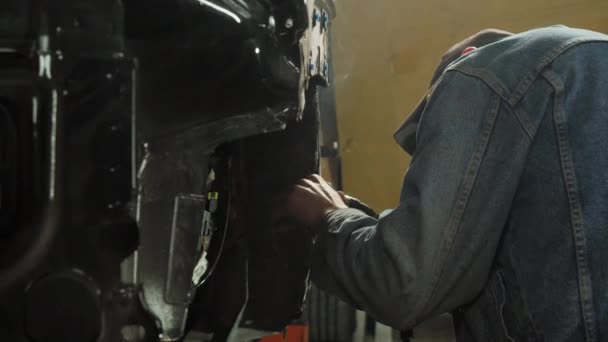 Tanımlanamayan Bir Tamirci Garajda Kaynak Yapıyor Araba Tamiratı Yapıyor Kazadan — Stok video