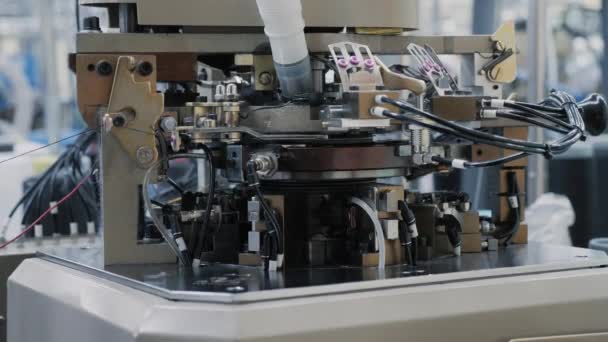 機械の一部のクローズアップ 衣類工場での綿の靴下の生産プロセス 自動化されたプロセス — ストック動画