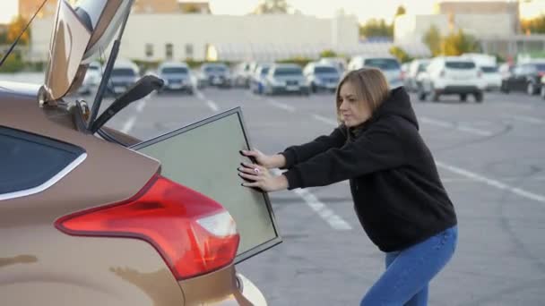 Vrouw Grappig Proberen Schuiven Gekocht Moderne Auto Kofferbak Bij Supermarkt — Stockvideo