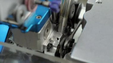Makinenin iplikli kısımları, giysi fabrikasında üretim süreci, otomatik süreç, giysi üretimi.