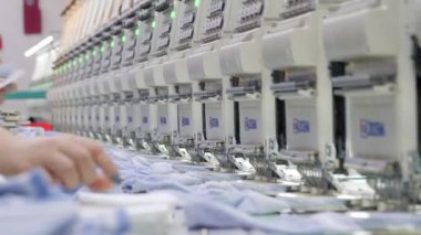 Giyim fabrikasında otomatik çorap dikişleri, makine nakış hattı, giysi üretimi