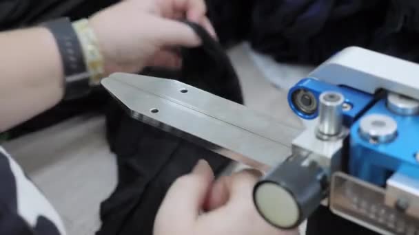 Процесс Производства Хлопковых Носков Швейной Фабрике Автоматизированный Процесс Зашивание Носка — стоковое видео