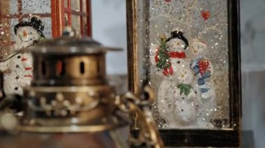 Yılbaşı Fuarı 'nda karlı camdan bir kürede kardan adam, Noel, yakın plan dekorasyon