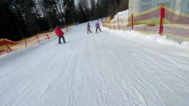 Kayakçılar bir kayak merkezinde yokuş aşağı gidiyor, kış dağlarında aktif dinlenme, aşırı hareketli atış.