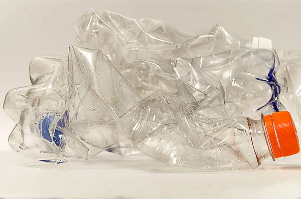 kullanılmış plastik şişeler, çöp.