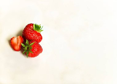 Beyaz arka planda taze çilekler