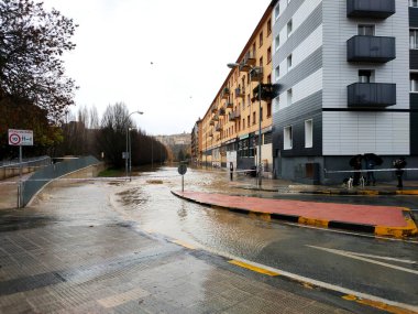 Arga Nehri 'ni sel bastı. Pamplona, Navarra, 10 Aralık 2021