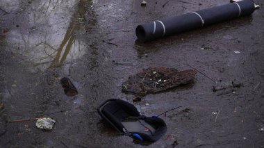 Araba koltuğu nehirde yatıyor. sel