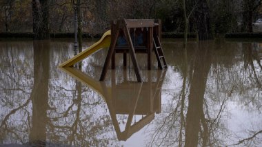 Çocukların salıncağı suyla doldu. Nehir taştı.