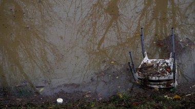 Çevre kirliliği. Rezervuarın suyunda plastik bir sandalye var. yazıtlar için yer