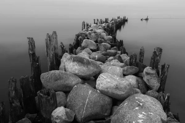 Staré Molo Kamení Dřevěných Nohou Ponecháno Kovovými Stěnami Vodní Plocha — Stock fotografie