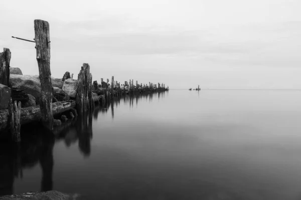 Staré Molo Kamení Dřevěných Nohou Ponecháno Kovovými Stěnami Vodní Plocha — Stock fotografie