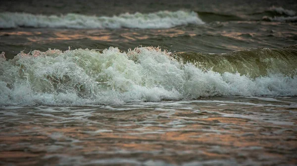 Ombak Laut Dengan Busa Putih Malam Hari Saat Matahari Terbenam — Stok Foto