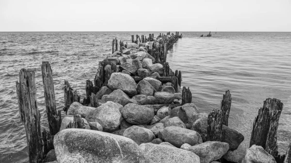 Een Oude Steiger Van Stenen Houten Poten Achtergelaten Met Metalen — Stockfoto