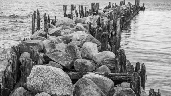 Old Pier Made Stones Wooden Legs Left Metal Screeds Water — Stock Photo, Image