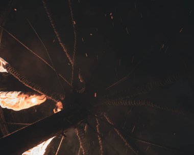 Halata sarılmış demir ve tellerden yapılmış eski bir el arabasının alevleri.