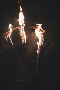 Halata sarılmış demir ve tellerden yapılmış eski bir el arabasının alevleri.