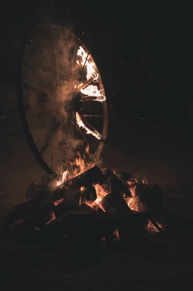 Old Wheelchair Burning Fire Flames Wheels Dark — Stock Photo, Image