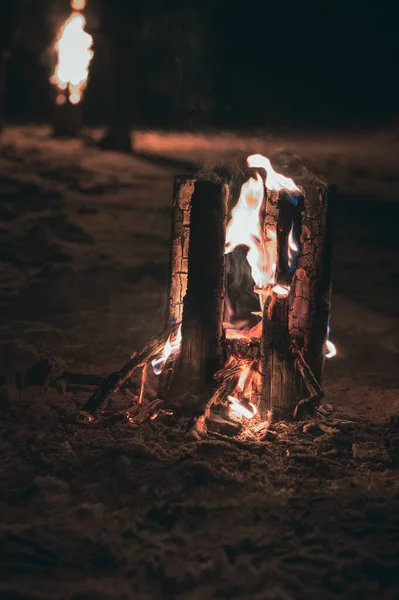 从火中冒出的烟和从顶部凹槽中垂直燃烧的木棍 使火像火把一样从里面燃烧木柴 — 图库照片