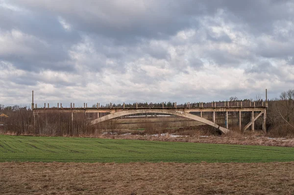Abandonado Puente Inacabado Sobre Río Arqueado Que Estaba Destinado Ferrocarril — Foto de Stock