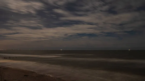 Sterren Achter Wolken Het Rustige Wateroppervlak Aan Zee Zoek Naar — Stockfoto