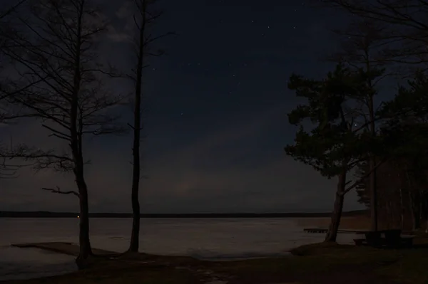 Stjärnorna Bakom Molnen Och Den Lugna Ytan Vattnet Vid Havet — Stockfoto