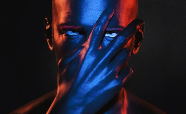 Karanlıkta bir erkek tek eliyle sana bakıyor..