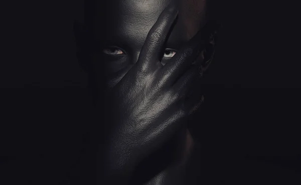 Karanlıkta bir erkek tek eliyle sana bakıyor..