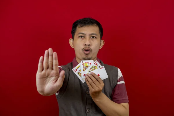 Homem Asiático Segurando Cartas Baralho Expressão Parar Suas Mãos Fundo — Fotografia de Stock