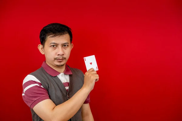Stilig Asiatisk Man Med Ett Pokerkort Eller Ett Ess Röd — Stockfoto