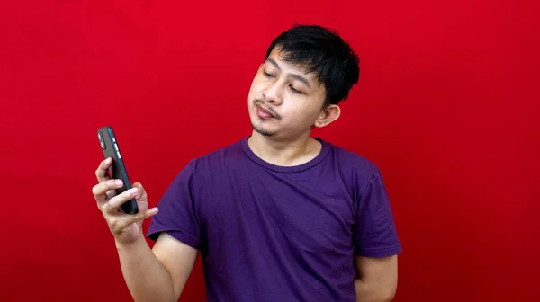 Söt Asiatisk Man Lila Shirt Tittar Sin Smarta Telefon Lutar — Stockfoto