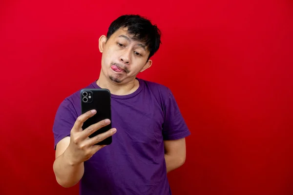 Söt Asiatisk Man Lila Shirt Tittar Sin Smarta Telefon Lutar — Stockfoto
