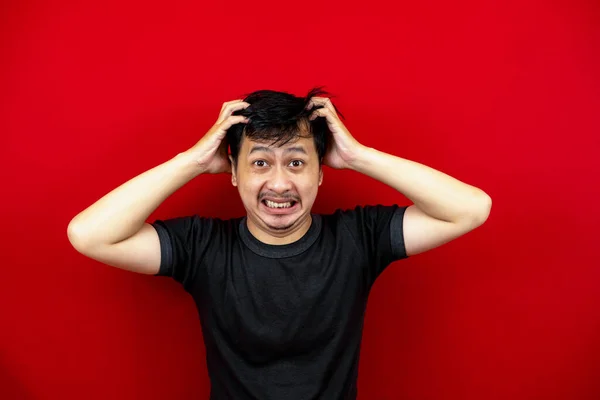 Портрет Азиатского Мужчины Красном Фоне Раздраженный Имеет Плохой Нрав Эмоциональный — стоковое фото