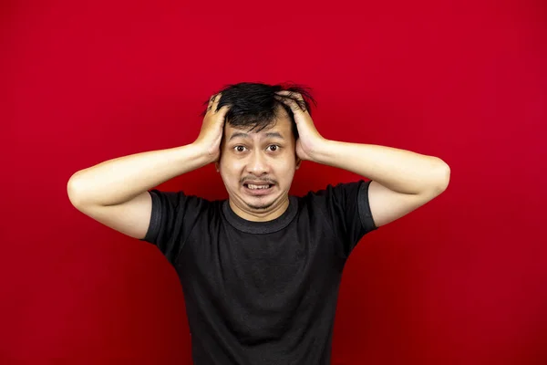 Портрет Азиатского Мужчины Красном Фоне Раздраженный Имеет Плохой Нрав Эмоциональный — стоковое фото