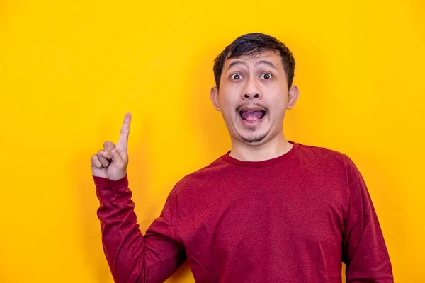 Lustige Asiatische Mann Zeigt Mit Dem Finger Auf Kopierraum Für — Stockfoto
