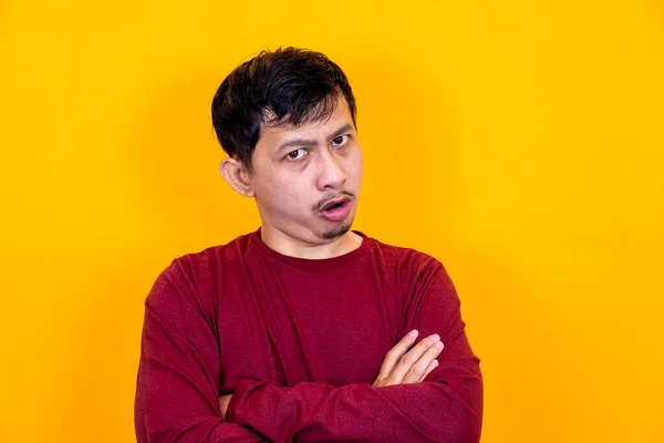 Asiatische Mann Macht Wütenden Ausdruck Auf Gelbem Hintergrund — Stockfoto
