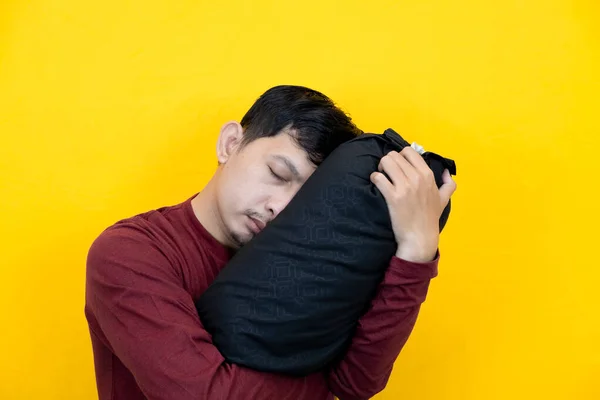 Sarılan komik Asyalı adam sarı arka planda.. 