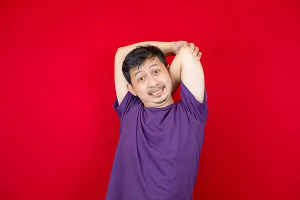 Ein Asiatischer Mann Einem Lila Shirt Fühlt Sich Arm Wund — Stockfoto