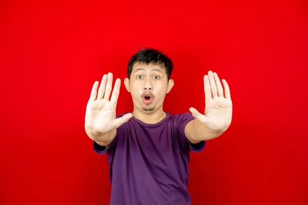 Knappe Aziatische Jongeman Met Een Paars Shirt Rode Achtergrond Bang — Stockfoto