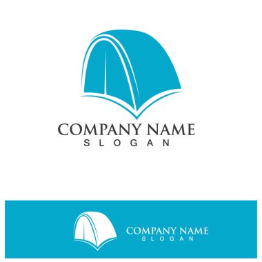 Kamp ateşi logosu, siyah arka planda vektör çizimi. Çapraz odun ve ateş kütükleri. Klasik rozet.