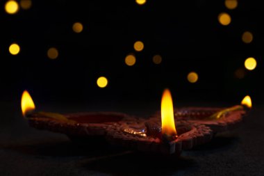 Siyah arka planda kırmızı diyas yağı lambalı Diwali ışıkları