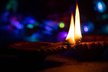 Kırmızı diyas gaz lambasıyla Diwali ışıkları