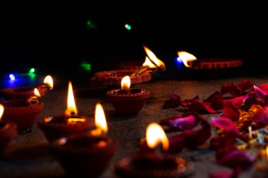 Diwali ışıkları ve diyas gaz lambaları