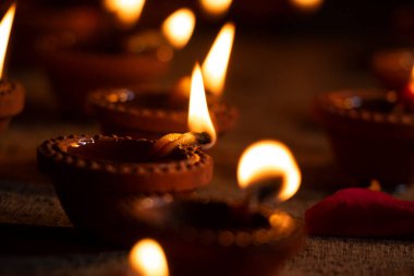 Diwali ışıkları ve diyas gaz lambaları